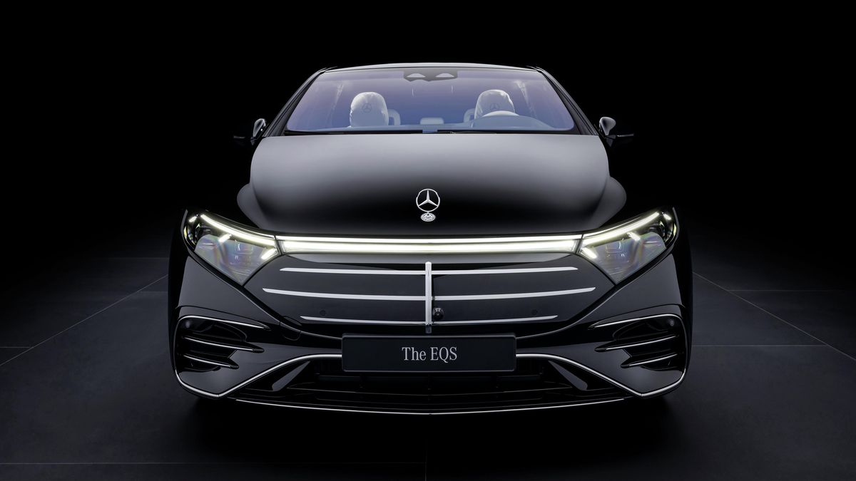 Modernizovaný Mercedes-Benz EQS vrací hvězdu na kapotu a má delší dojezd
